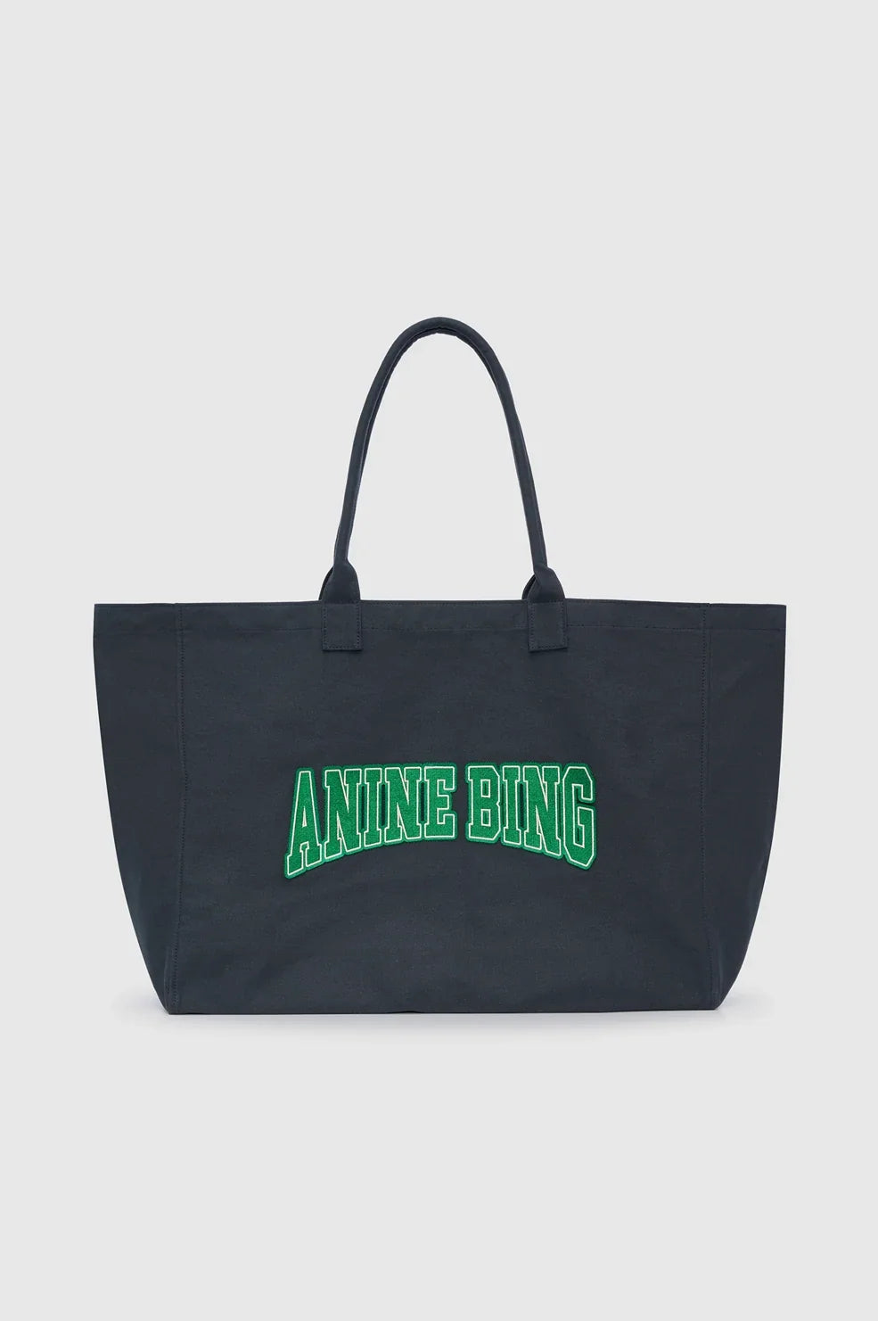 ANINE BING Leo Canvas Tote i vasket sort bomuldscanvas med grønne detaljer, broderet logo på fronten og lange skulderstropper packshot