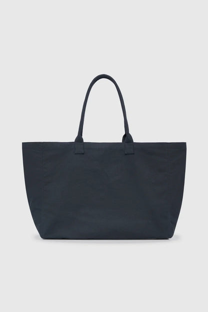 ANINE BING Leo Canvas Tote i vasket sort bomuldscanvas med grønne detaljer, broderet logo på fronten og lange skulderstropper bagfra