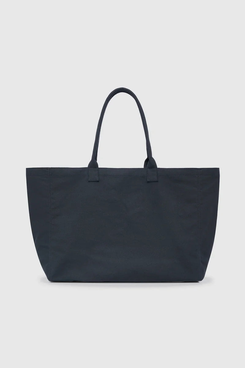 ANINE BING Leo Canvas Tote i vasket sort bomuldscanvas med grønne detaljer, broderet logo på fronten og lange skulderstropper bagfra