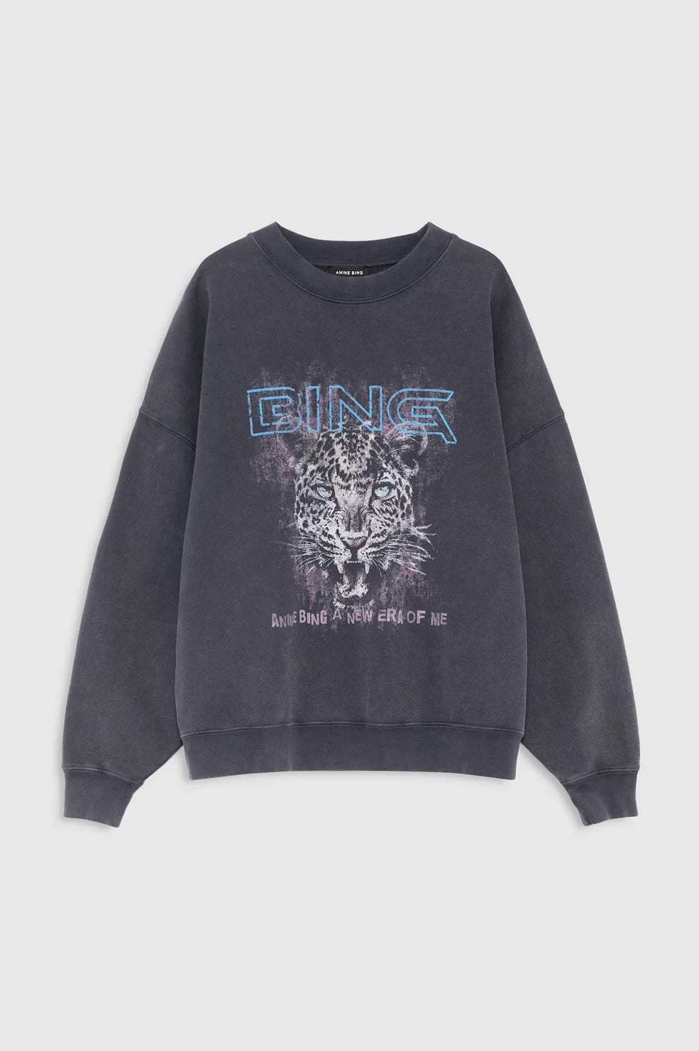 ANINE BING Miles Sweatshirt Leo Muse i Washed Black med oversized pasform, rund hals, lange ærmer, ribkanter og grafisk print på fronten packshot