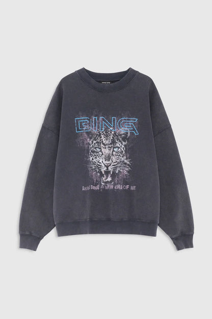 ANINE BING Miles Sweatshirt Leo Muse i Washed Black med oversized pasform, rund hals, lange ærmer, ribkanter og grafisk print på fronten packshot
