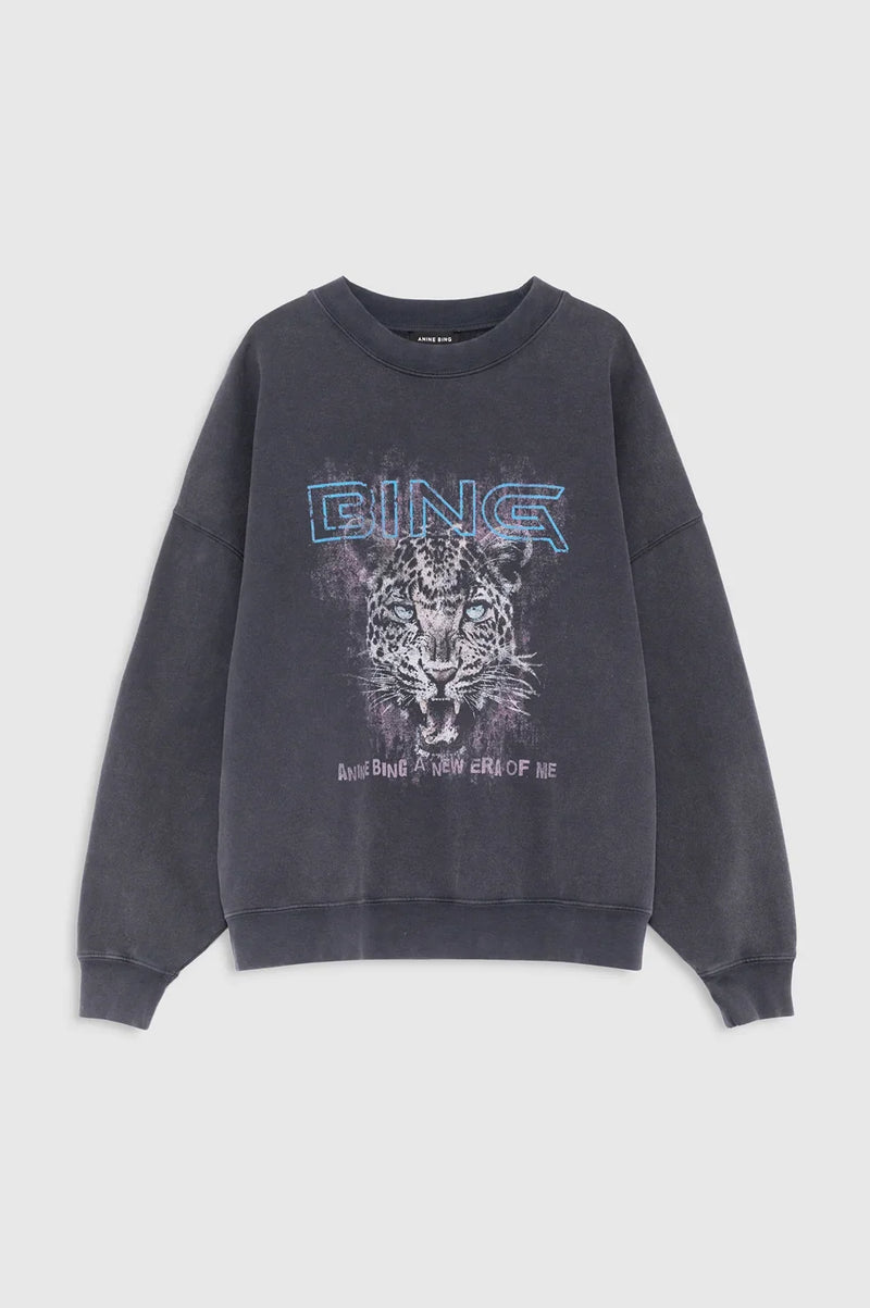 ANINE BING Miles Sweatshirt Leo Muse i Washed Black med oversized pasform, rund hals, lange ærmer, ribkanter og grafisk print på fronten packshot