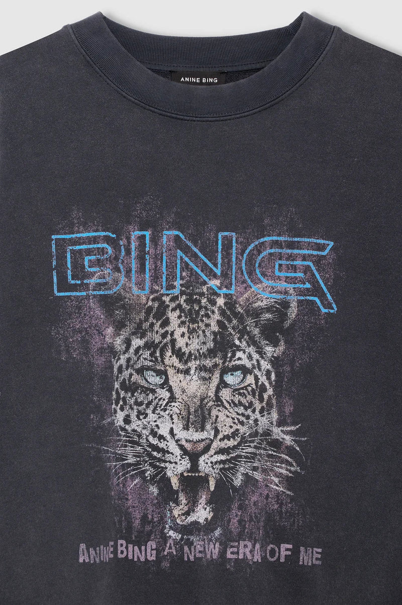 ANINE BING Miles Sweatshirt Leo Muse i Washed Black med oversized pasform, rund hals, lange ærmer, ribkanter og grafisk print på fronten tæt på
