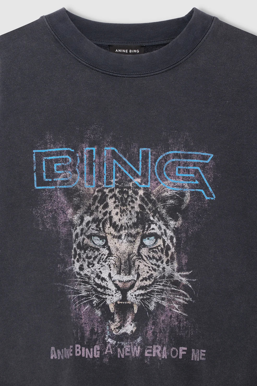 ANINE BING Miles Sweatshirt Leo Muse i Washed Black med oversized pasform, rund hals, lange ærmer, ribkanter og grafisk print på fronten tæt på