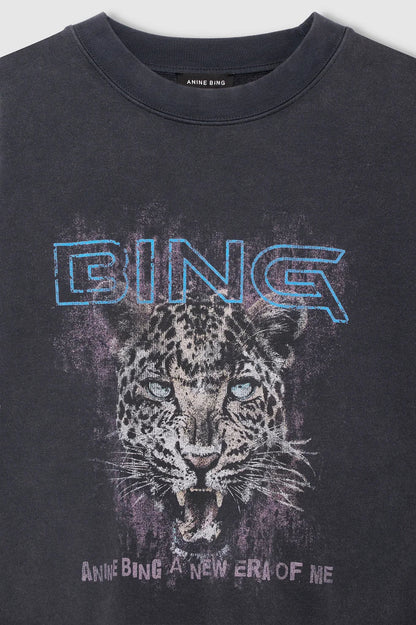 ANINE BING Miles Sweatshirt Leo Muse i Washed Black med oversized pasform, rund hals, lange ærmer, ribkanter og grafisk print på fronten tæt på