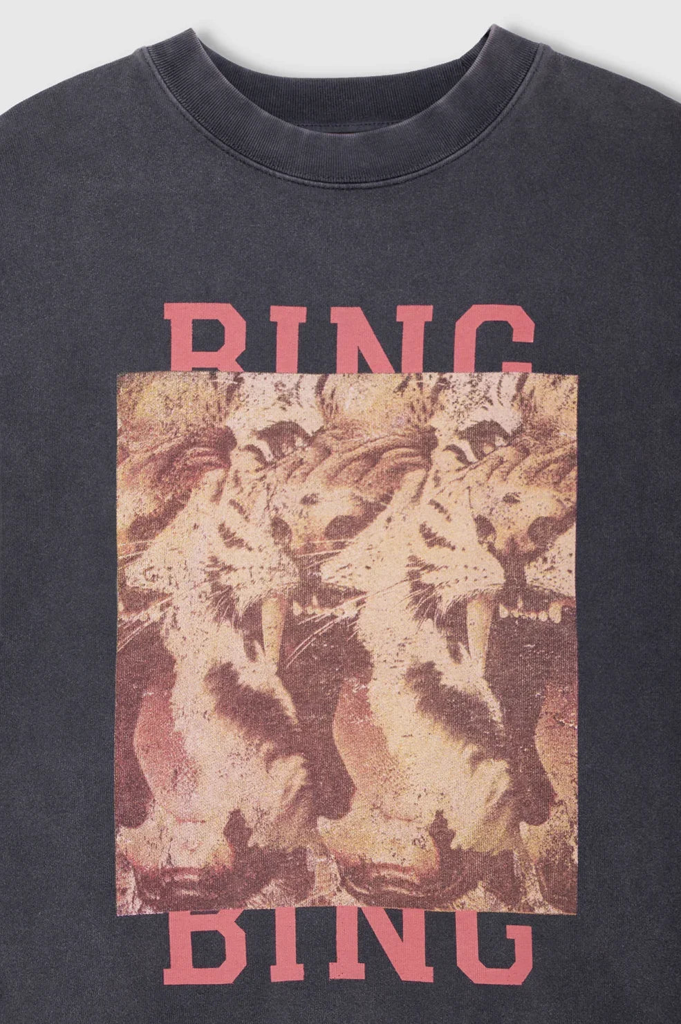 Oversized sweatshirt fra Anine Bing i vasket sort med tigermotiv packshot