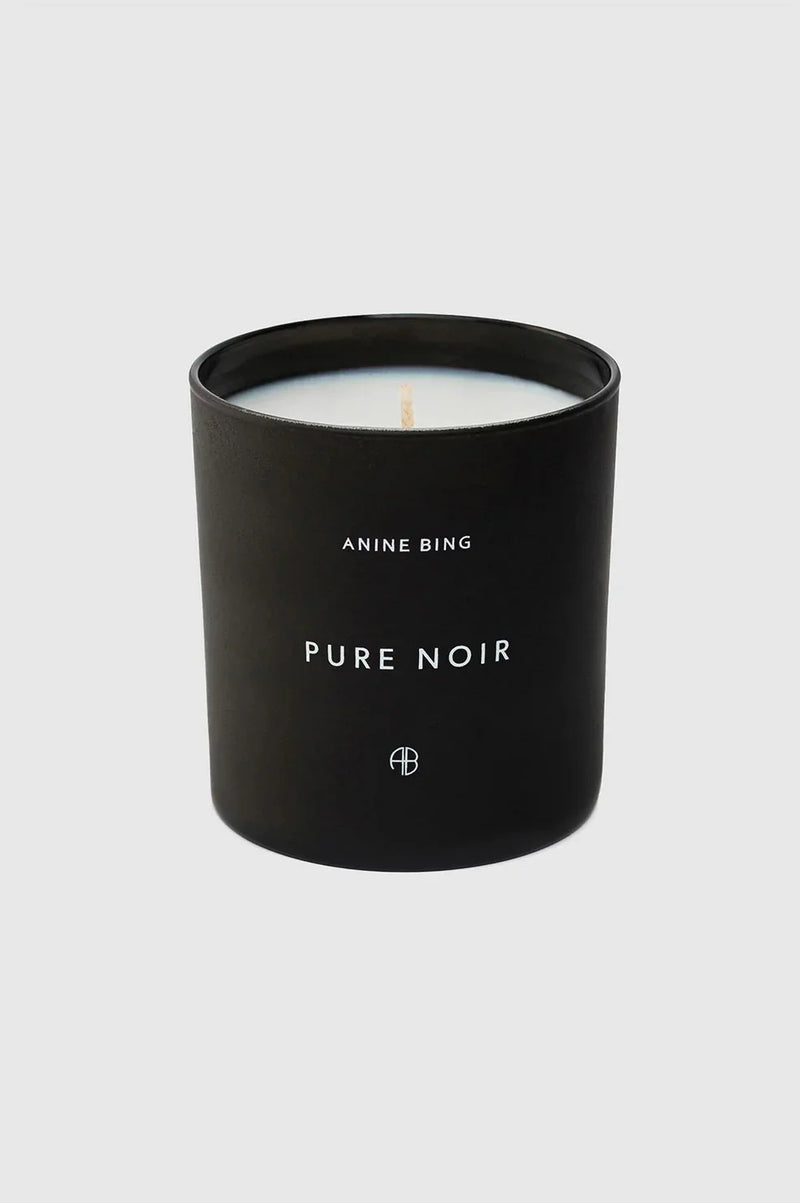 Pure Noir Candle fra Anine Bing er et eksklusivt duftlys