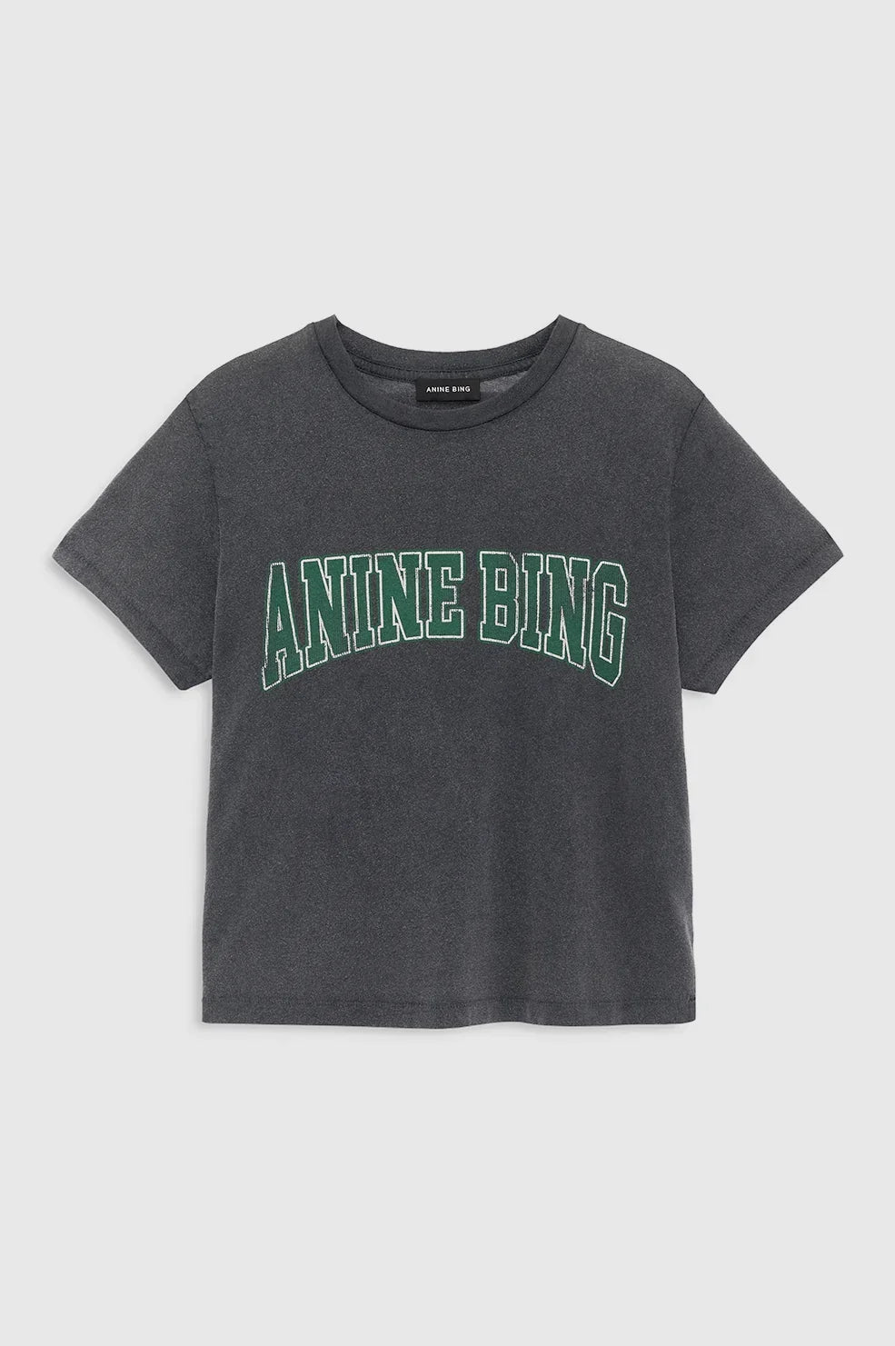 Shelley Tee fra Anine Bing er en cool T-shirt med et afslappet, vintageinspireret udtryk