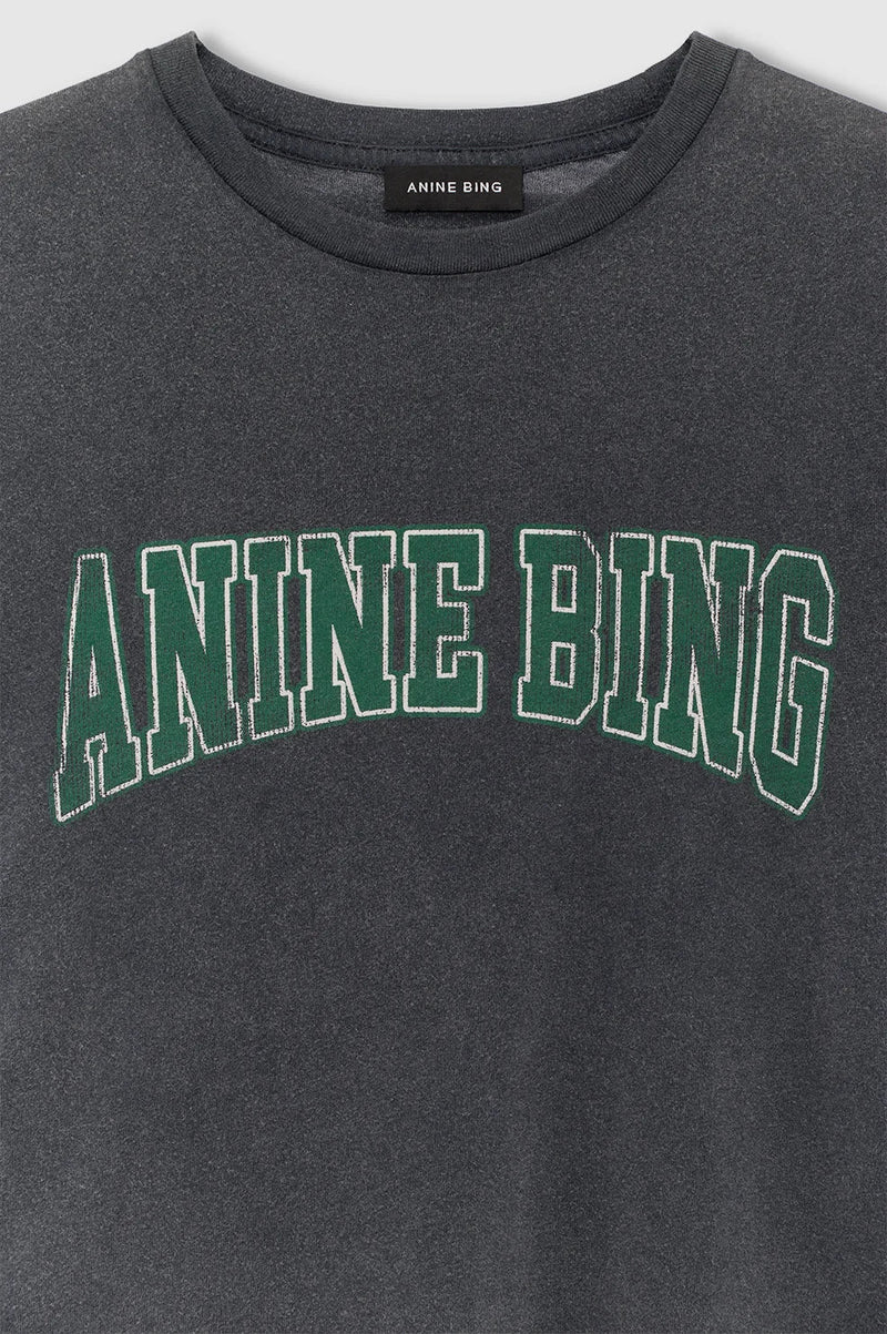 Shelley Tee fra Anine Bing er en cool T-shirt med et afslappet, vintageinspireret udtryk