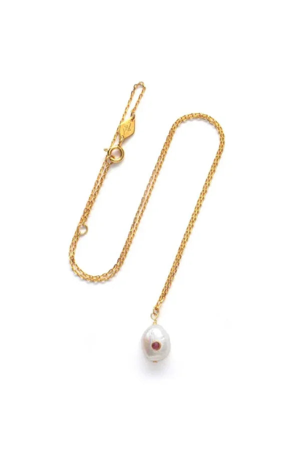 Anni Lu - Halskæde - Ruby - Baroque Pearl - Stilkompagniet.dk