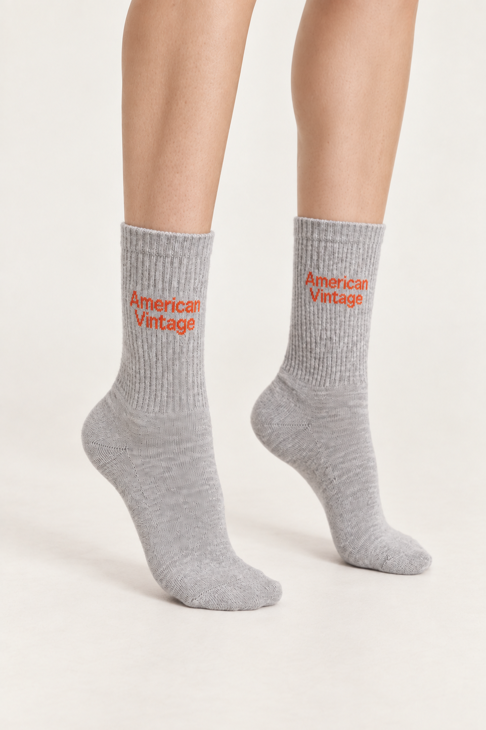 American Vintage Sokker i Grey Melange model Clypsun på fødder der står på tæer