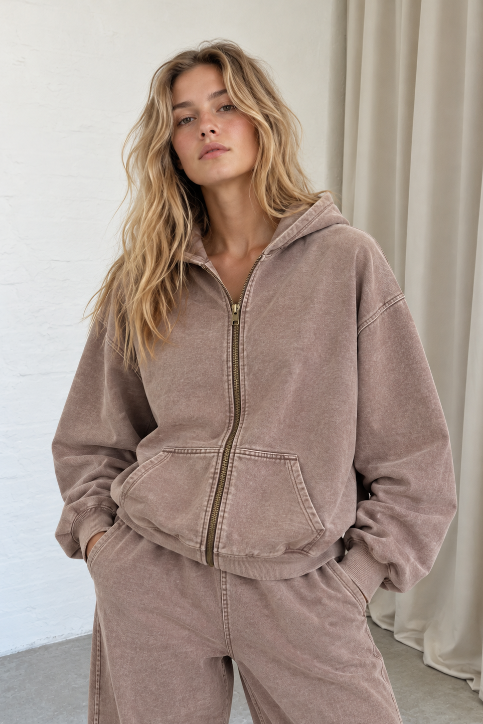 Carola sweatshirt fra The Collection i vasket brun med meleret effekt, oversized pasform, hætte, guldfarvet lynlås og lommer foran.
