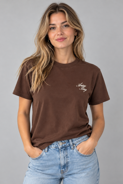 Shelley Tee Monogram fra Anine Bing er en stilren T-shirt i en smuk chokoladebrun farve.