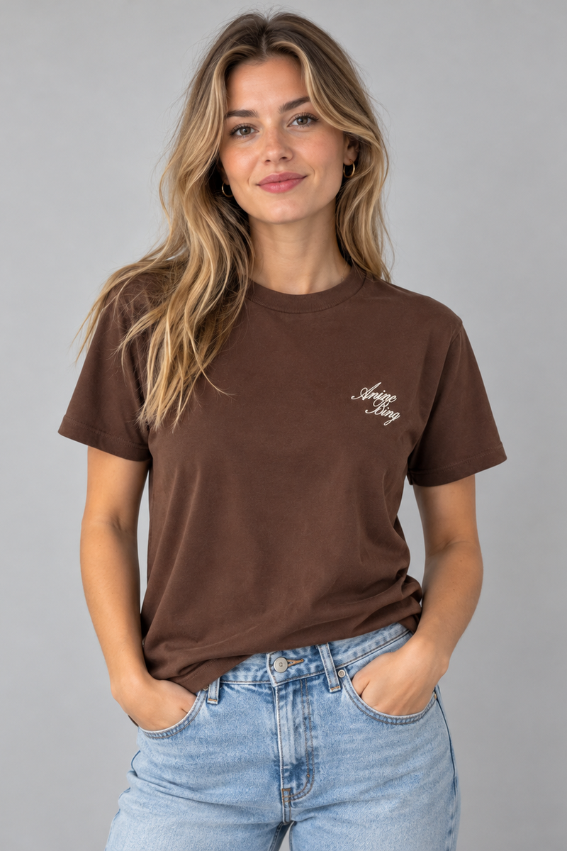 Shelley Tee Monogram fra Anine Bing er en stilren T-shirt i en smuk chokoladebrun farve.