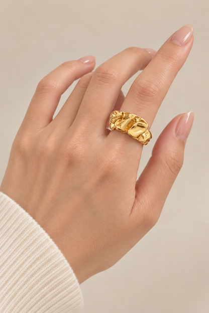 Unik ring fra Andcopenhagen Jewelry i guldbelagt sterlingsølv på hånd