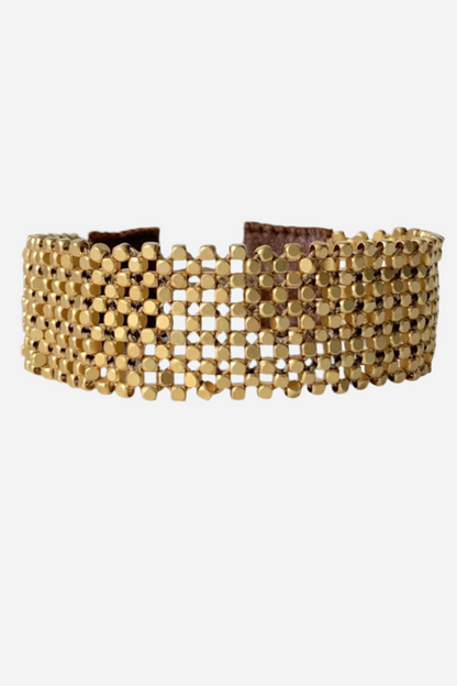 Håndlavet armbånd med netdesign, små gyldne kvadrater, elegant og moderne stil.