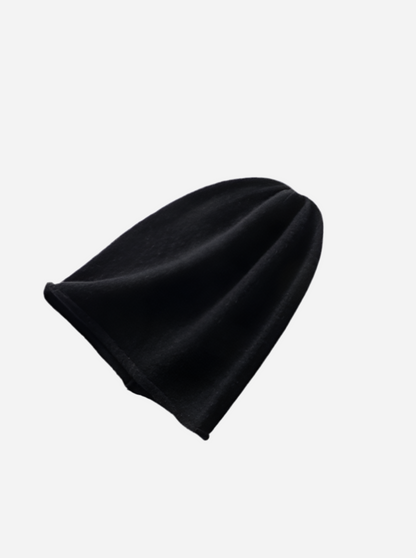 Sort beanie-hat i 100% cashmere med glat tekstur og enkelt design.