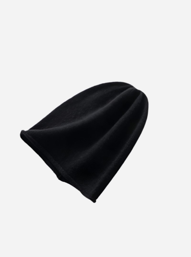 Sort beanie-hat i 100% cashmere med glat tekstur og enkelt design.