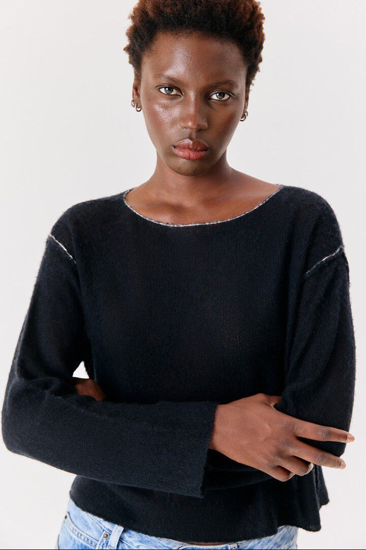 Bodyrow er en let og eksklusiv strikbluse med et feminint og afslappet udtryk fra American Vintage