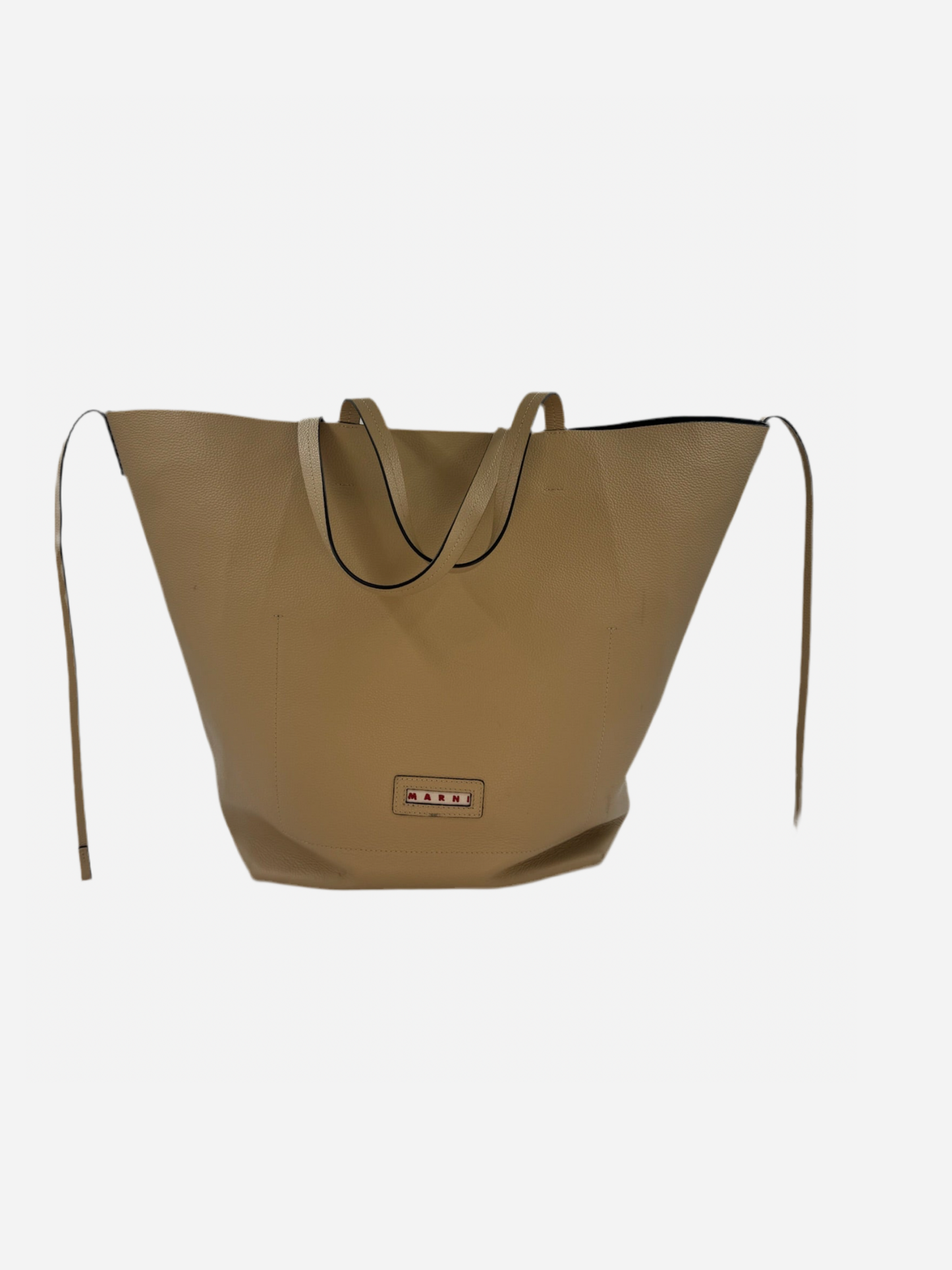 Beige tote bag med rektangulær form, tekstureret overflade og mærkat på forsiden fra Marni.