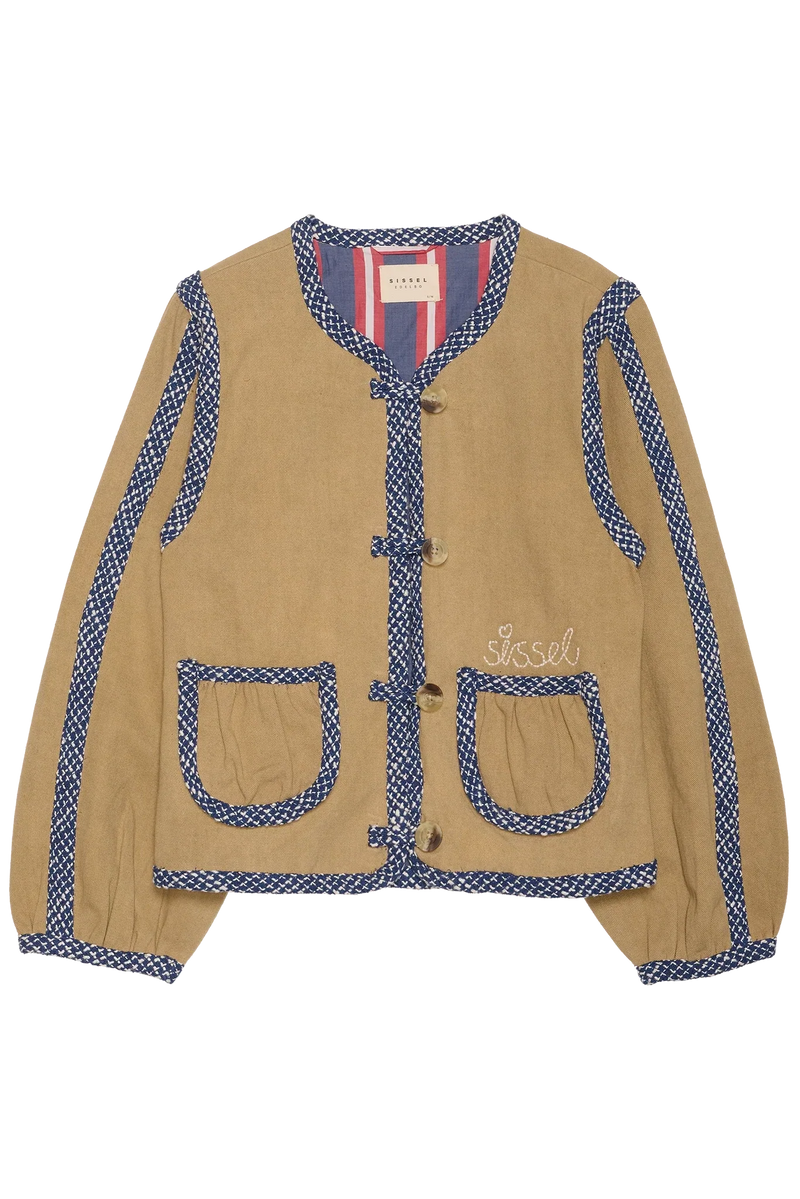 Como Jacket fra Sissel Edelbo er en feminin jakke i en smuk sandfarve