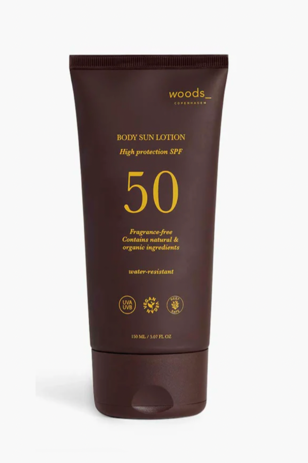 Brun tube, Woods solcreme, SPF 50, vegan, duftfri, vandafvisende, 150ml.