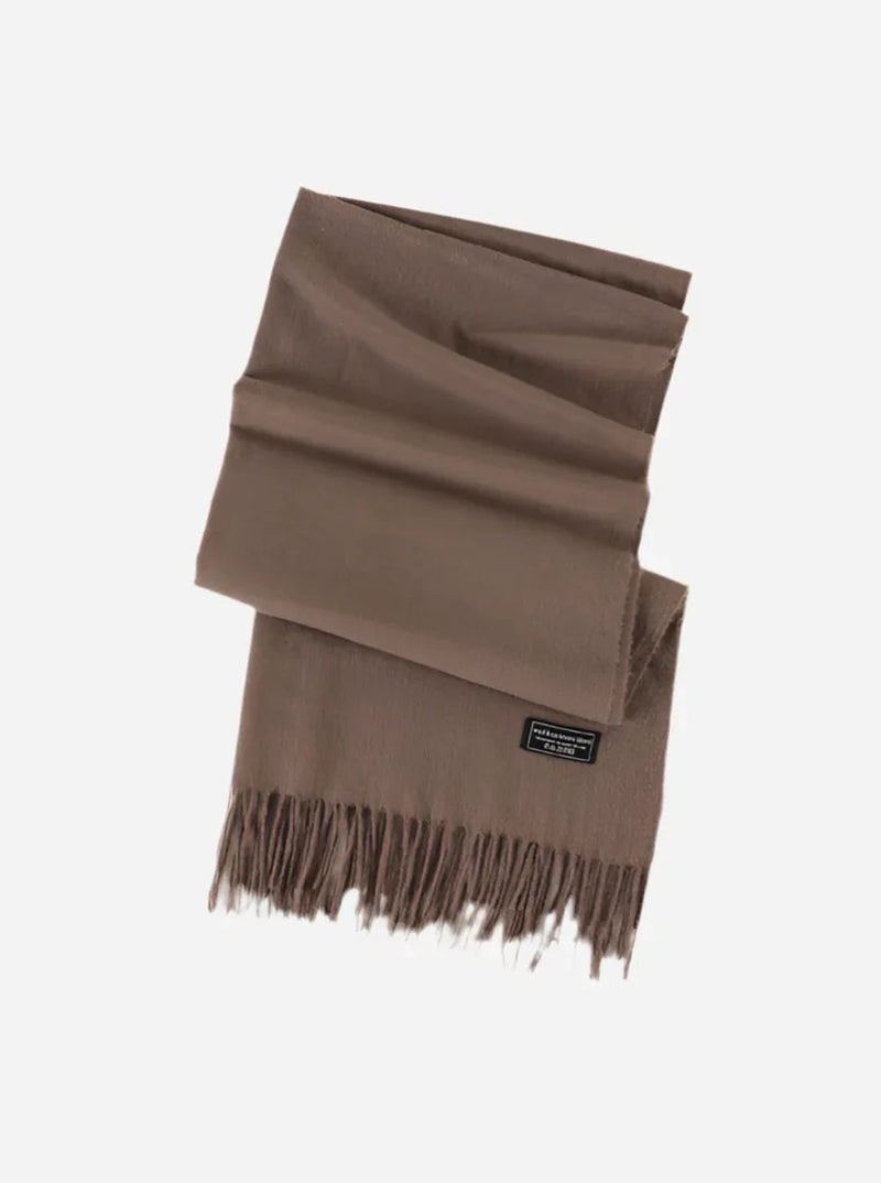 Andcopenhagen Basics 70% cashmere tørklæde i farven Dark coffee, model Yana, med frynser og mærke.