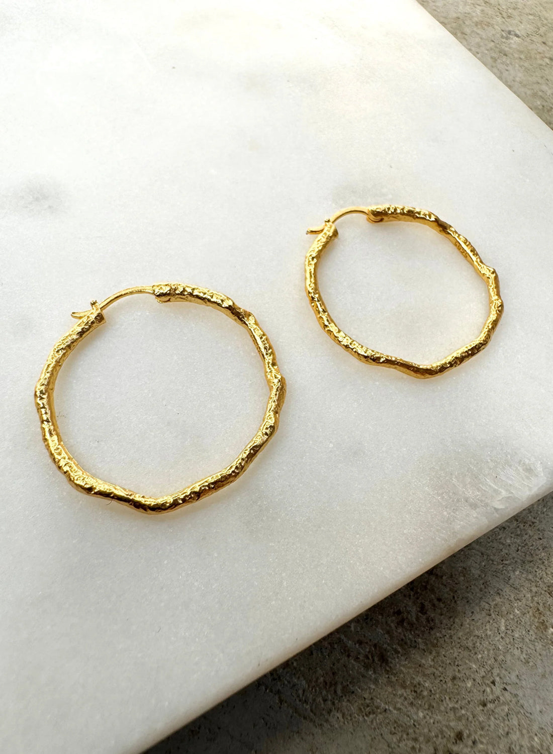 Andcopenhagen - Hammered hoops Big - 18 karat guldbelagt sterlingsølv- Sicca Gold