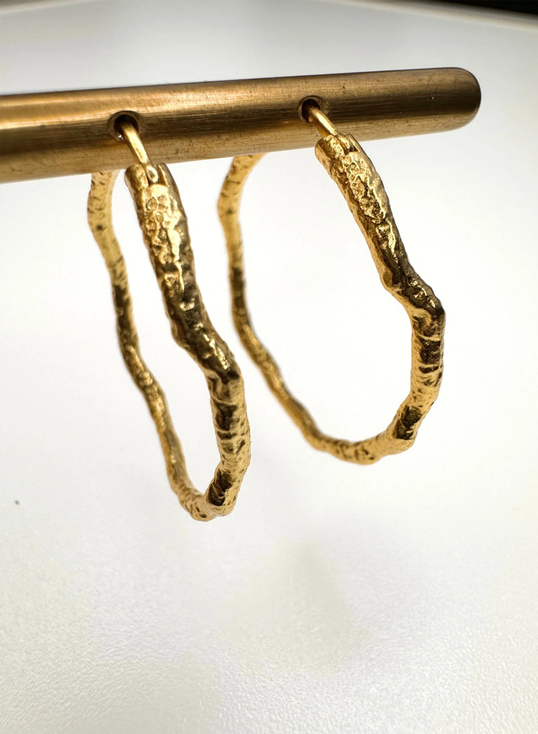 Andcopenhagen - Hammered hoops Big - 18 karat guldbelagt sterlingsølv- Sicca Gold