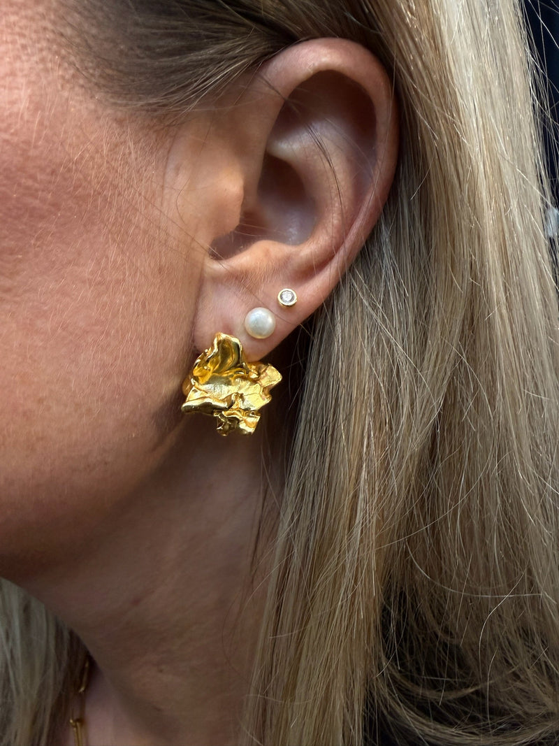 Andcopenhagen Jewelry - Ørering studs - 18 karat guldbelagt 925 sterlingsølv - Ferskvands perler -  Lille jazz pearl