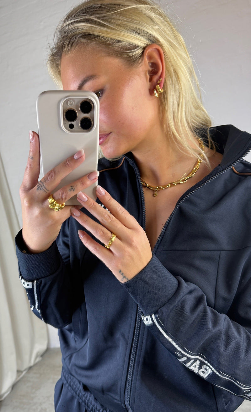 Kvinde med øreringe i 18 karat guldbelagt 925 sterlingsølv fra Andcopenhagen Jewelry, model Eva.