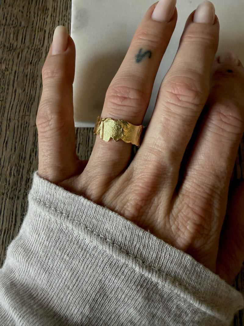 Damehånd med Andcopenhagen Monica ring i 18 karat guldbelagt 925 sterlingsølv på ringfingeren.