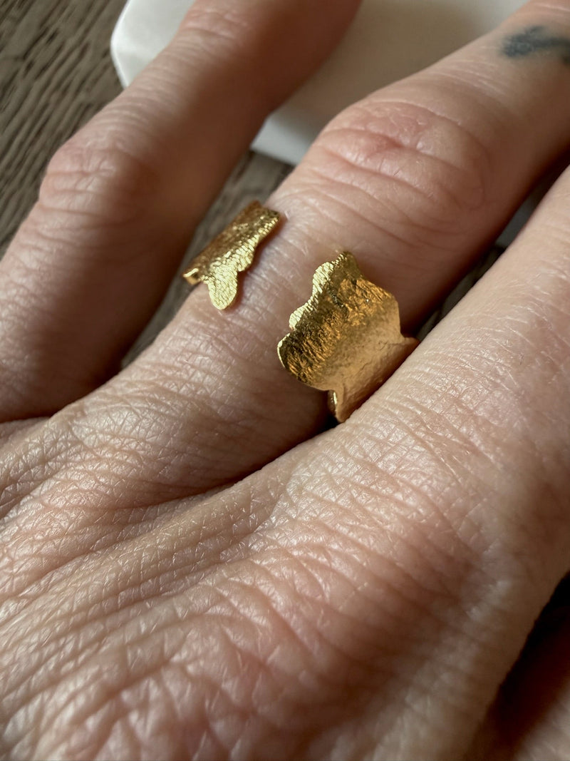 Ring i 18 karat guldbelagt 925 sterlingsølv fra Andcopenhagen, model Monica, båret på en finger.
