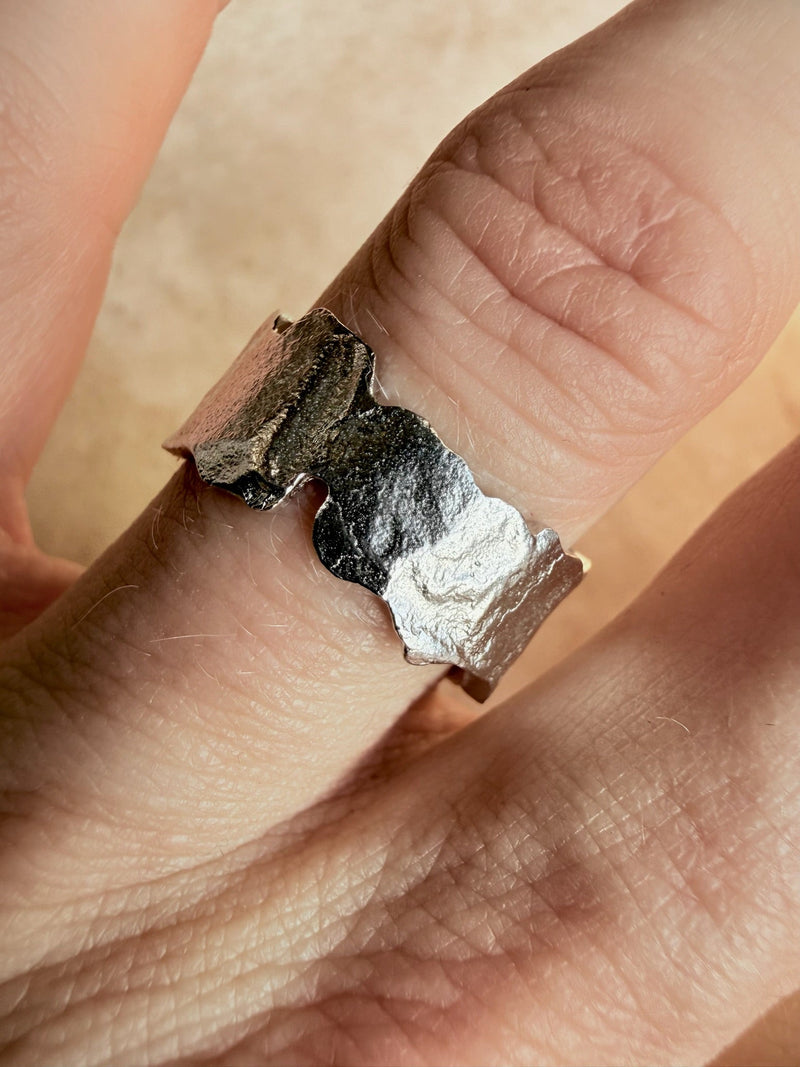 Sølvfarvet Monica-ring i 925 sterlingsølv fra Andcopenhagen Jewelry vist på en finger.