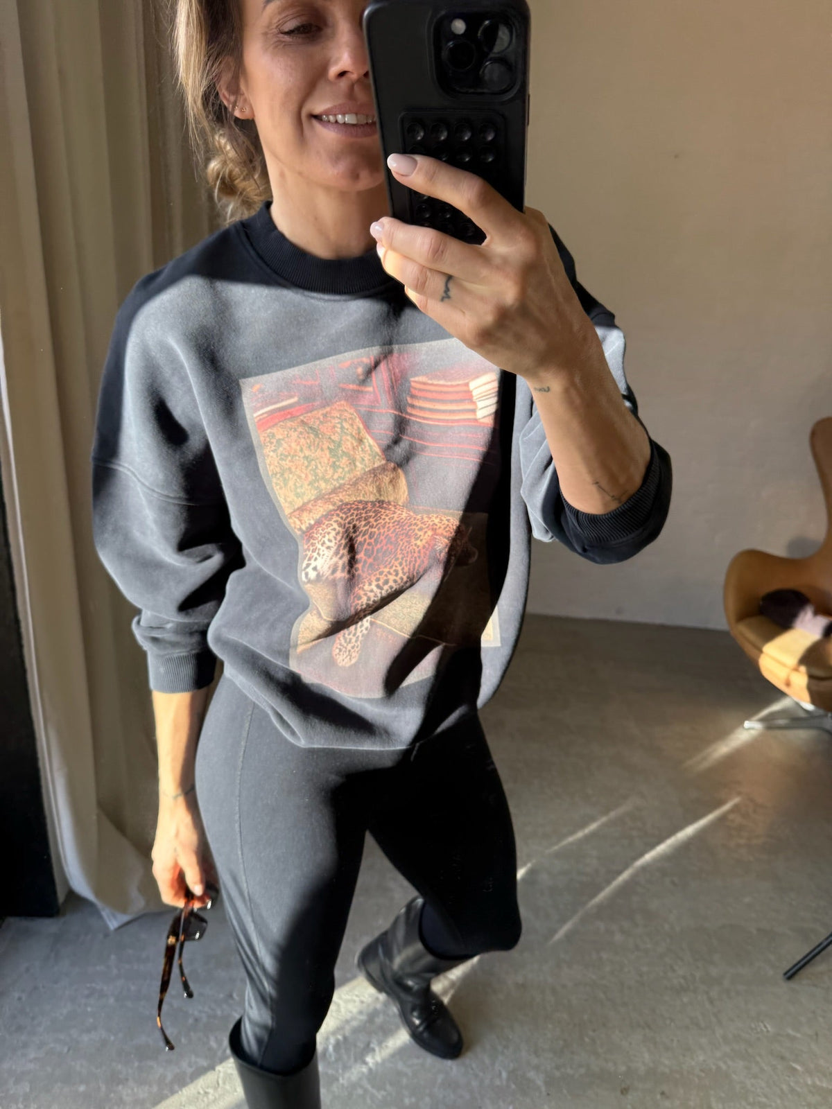 Oversize sweatshirt fra Sofie Schnoor, i vasket sort på Signe