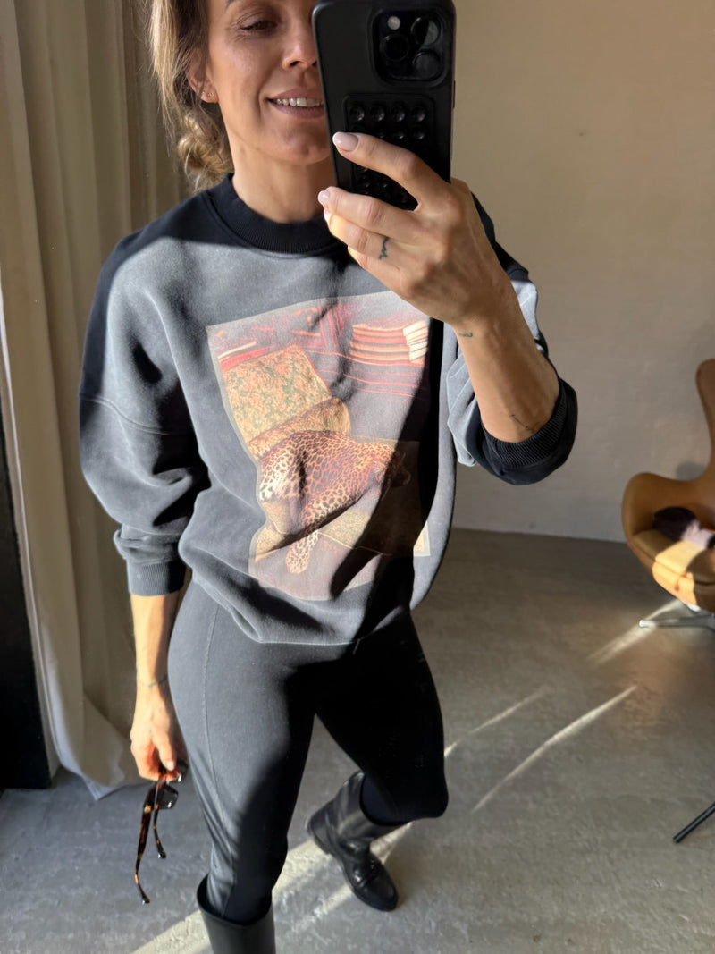 Oversize sweatshirt fra Sofie Schnoor, i vasket sort på Signe