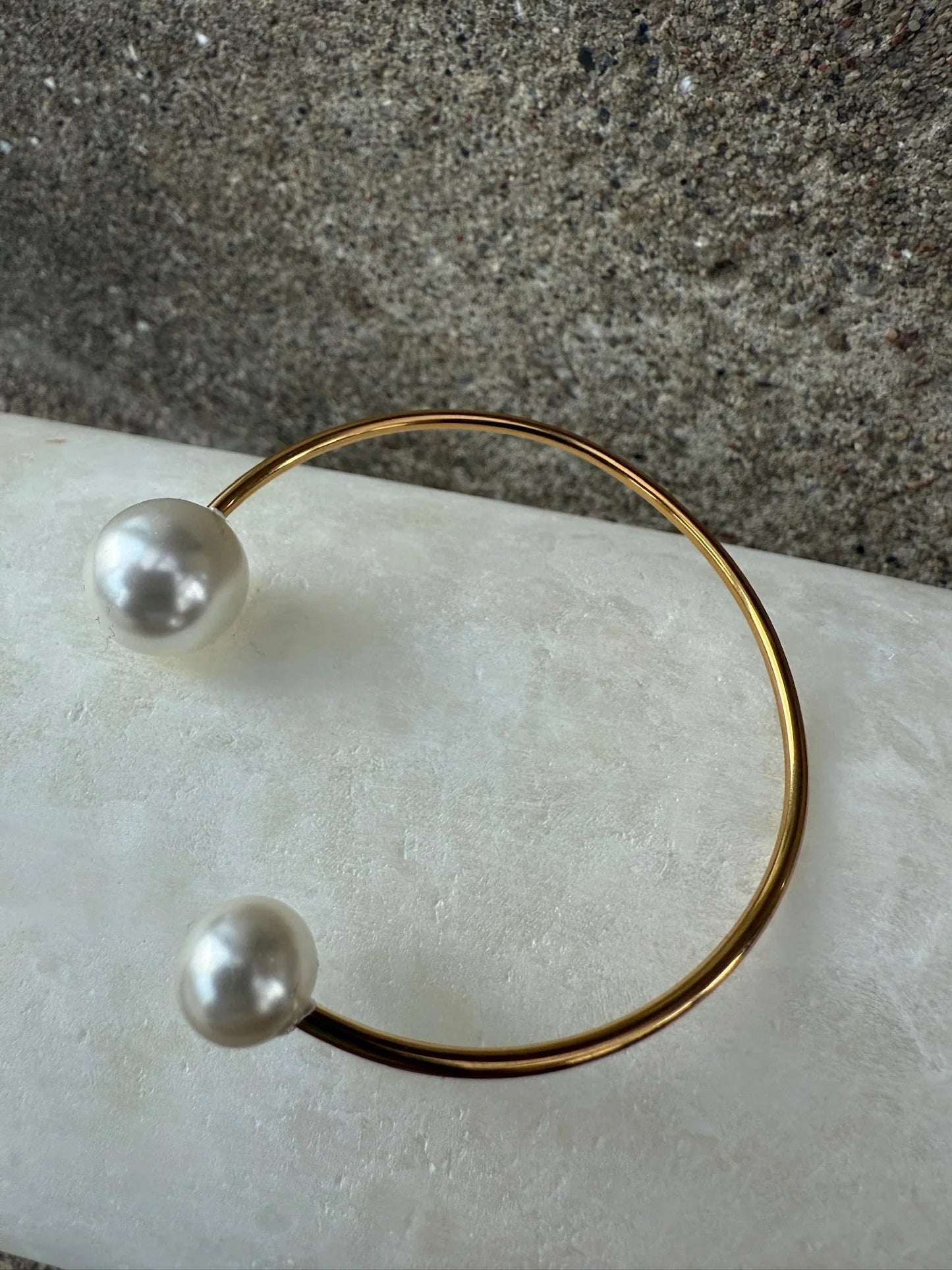 Andcopenhagen Jewelry - Armbånd - 18 karat guldbelagt stainless steel - Bangle pearl