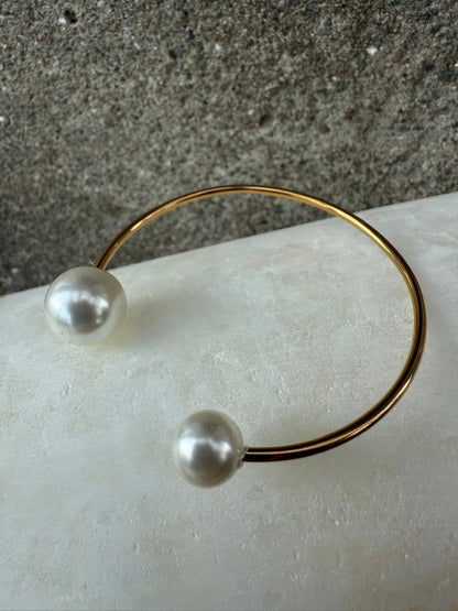 Andcopenhagen Jewelry - Armbånd - 18 karat guldbelagt stainless steel - Bangle pearl