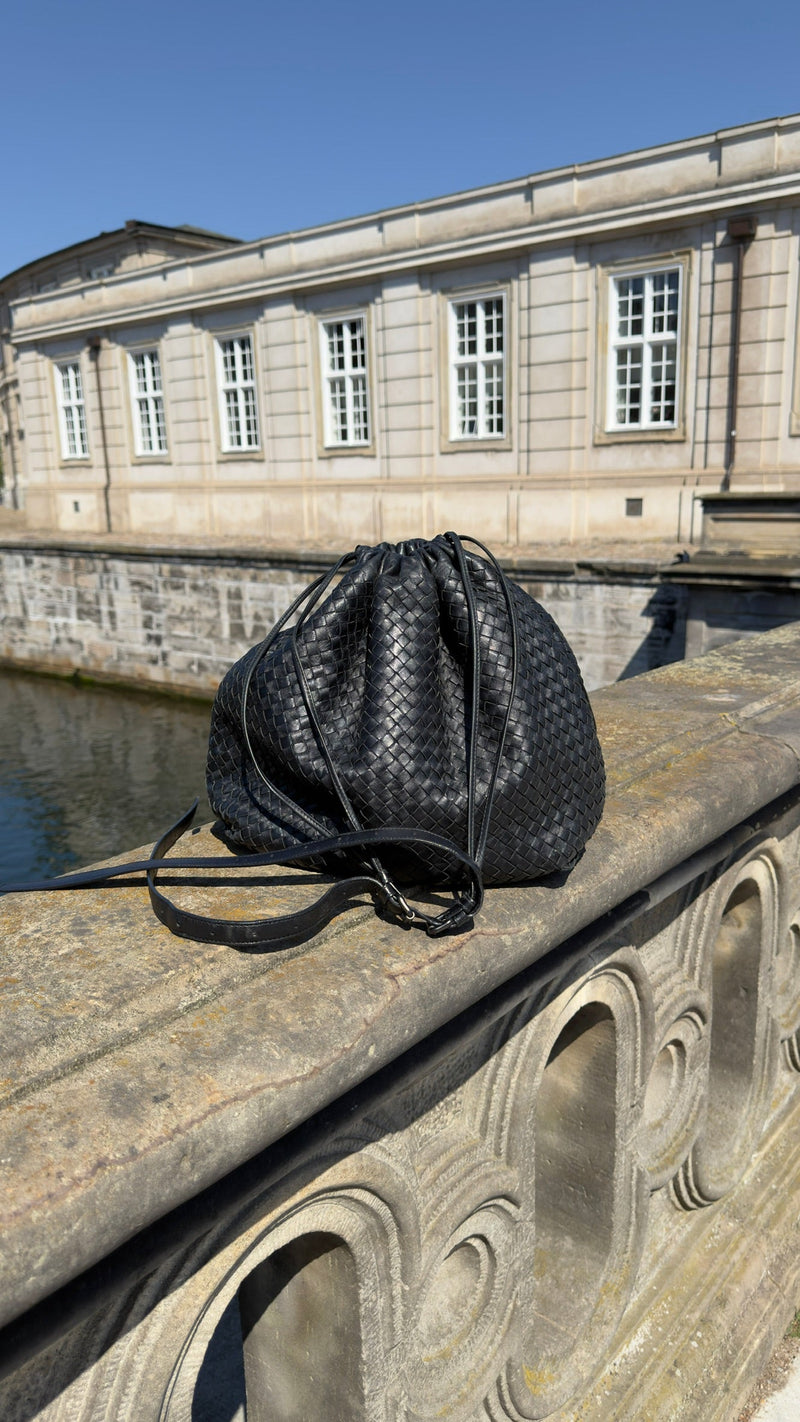 Bottega Veneta Intrecciato Drawstring skulder taske – sort flettet læder – secondhand