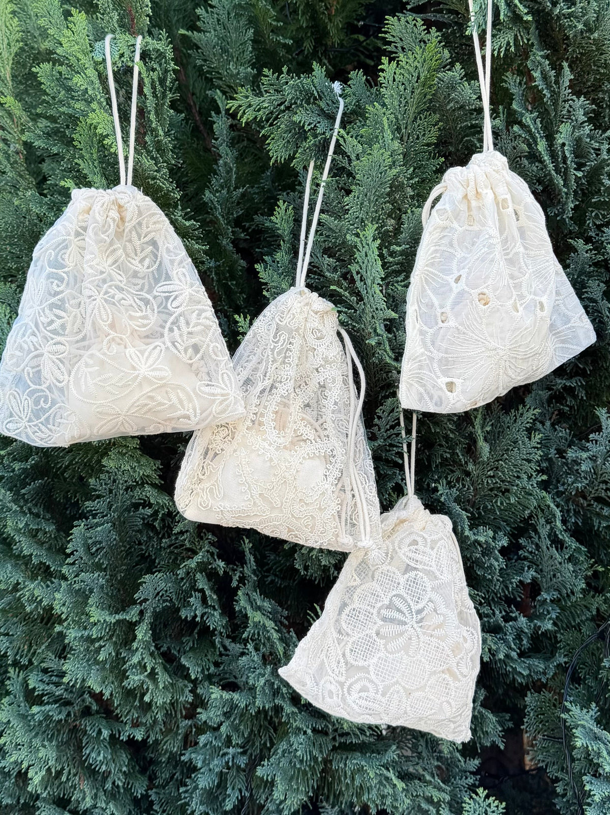 Andcopenhagen Jewelry | Adventskalender | Spar 65% | 4 Smykker + 4 accessories i flotte blonde poser ( preorder)