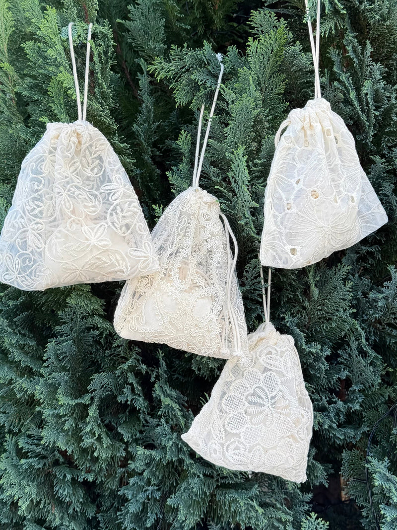 Andcopenhagen Jewelry | Adventskalender | Spar 65% | 4 Smykker + 4 accessories i flotte blonde poser (preorder)