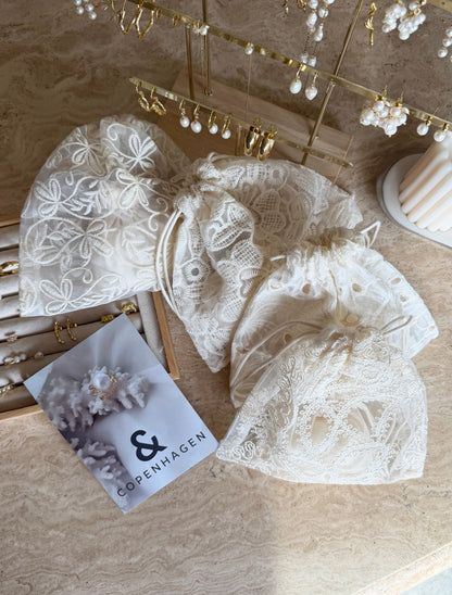 Andcopenhagen Jewelry | Adventskalender | Spar 65% | 4 Smykker + 4 accessories i flotte blonde poser ( preorder)