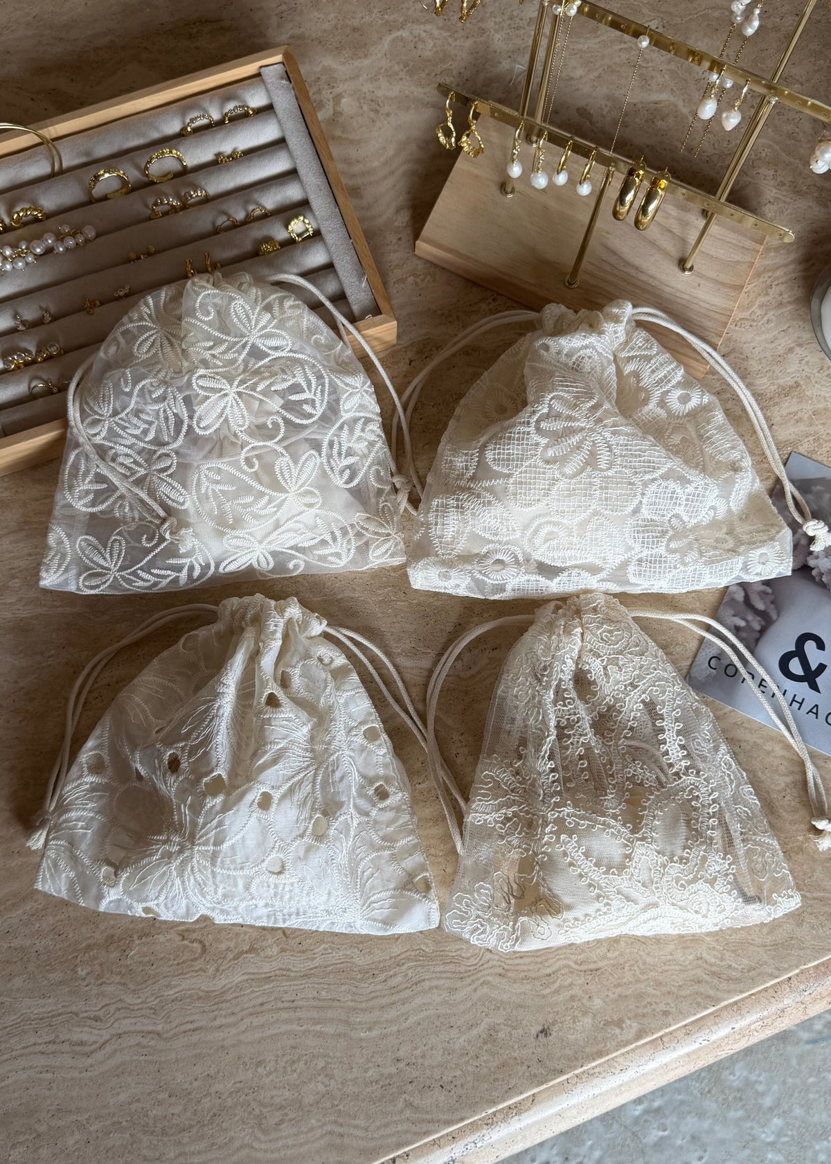 Andcopenhagen Jewelry | Adventskalender | Spar 65% | 4 Smykker + 4 accessories i flotte blonde poser (preorder)