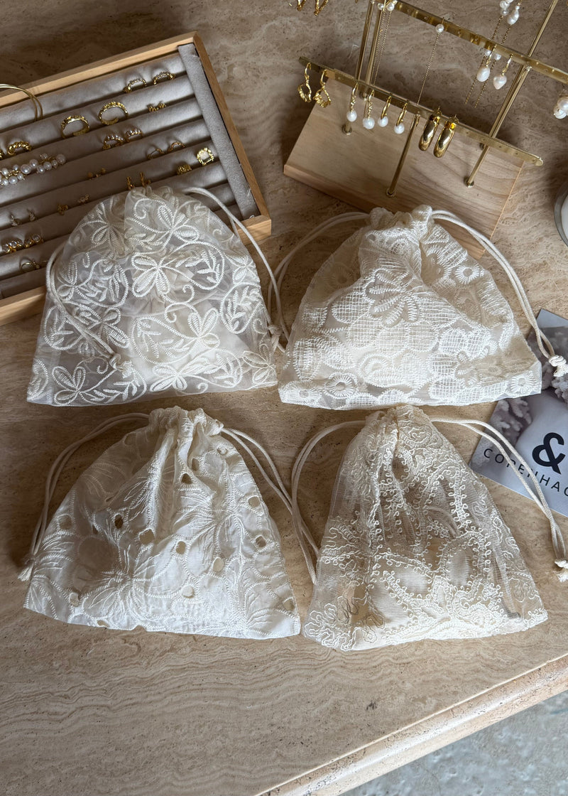 Andcopenhagen Jewelry | Adventskalender | Spar 65% | 4 Smykker + 4 accessories i flotte blonde poser (preorder)