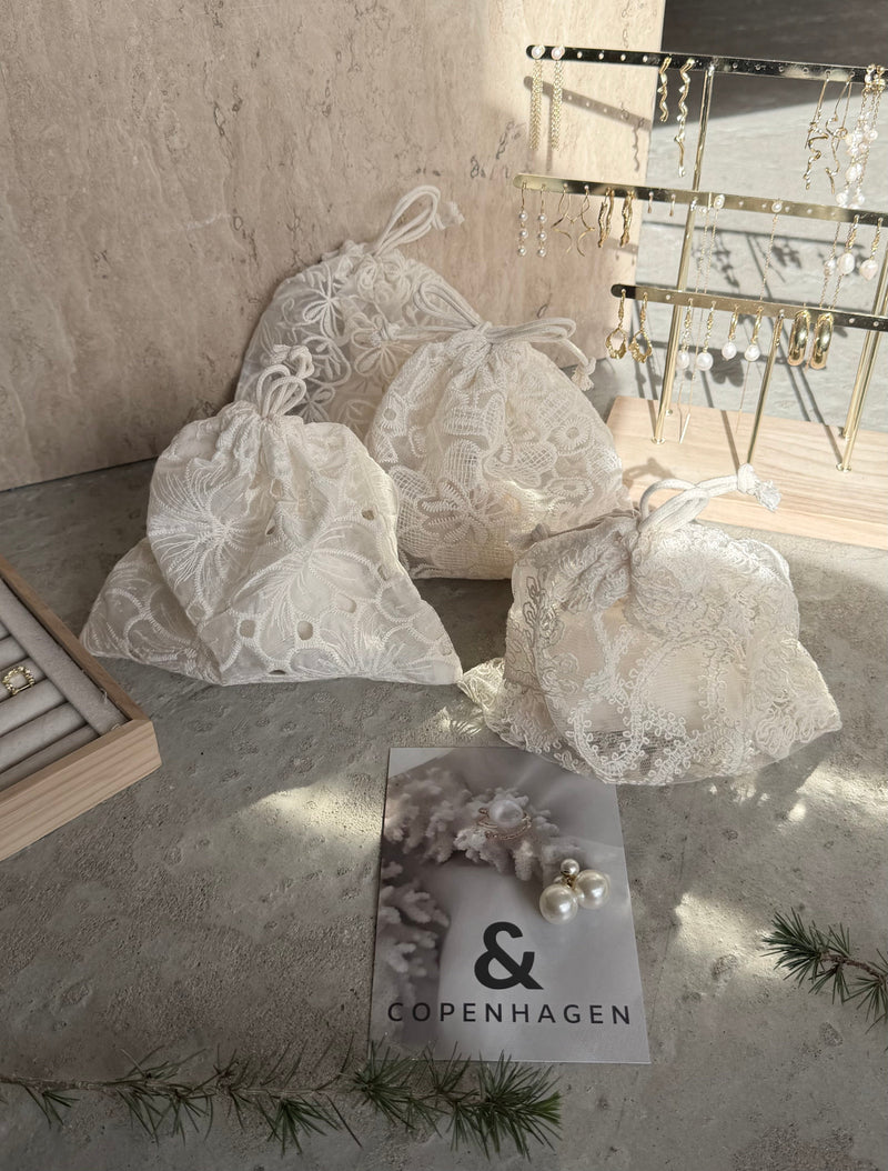 Andcopenhagen Jewelry | Adventskalender | Spar 65% | 4 Smykker + 4 accessories i flotte blonde poser (preorder)