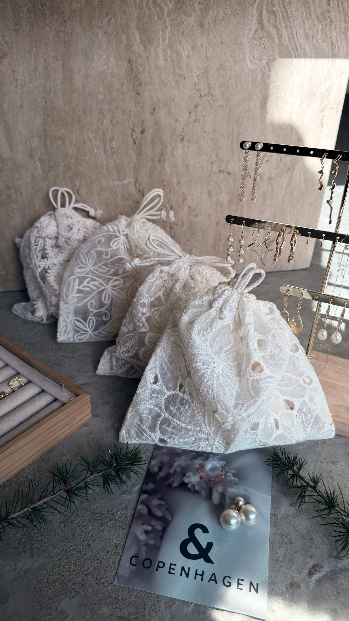 Andcopenhagen Jewelry | Adventskalender | Spar 65% | 4 Smykker + 4 accessories i flotte blonde poser ( preorder)