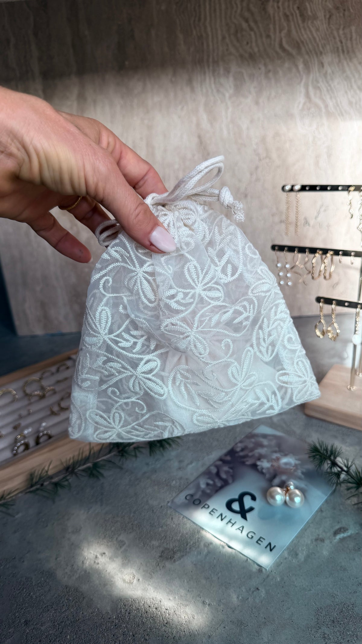 Andcopenhagen Jewelry | Adventskalender | Spar 65% | 4 Smykker + 4 accessories i flotte blonde poser ( preorder)