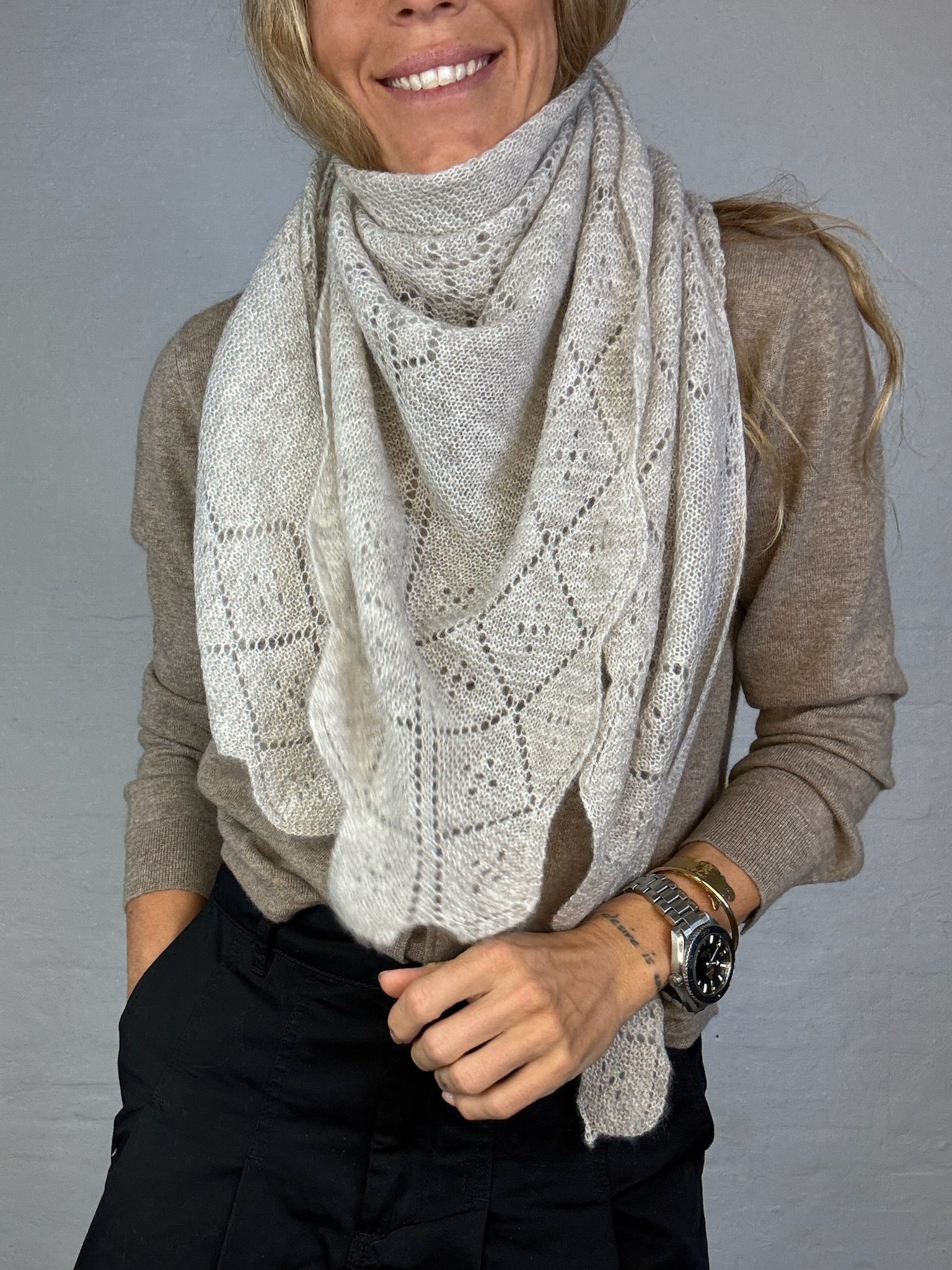 Andcopenhagen - Cashmeretøklæde - Triangle trinity stor 100% Cashmere - Light beige - Stilkompagniet.dk