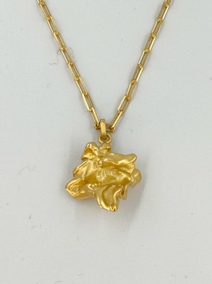 Halskæde i 18 karat guldbelagt sølv med organisk vedhæng og flade led.