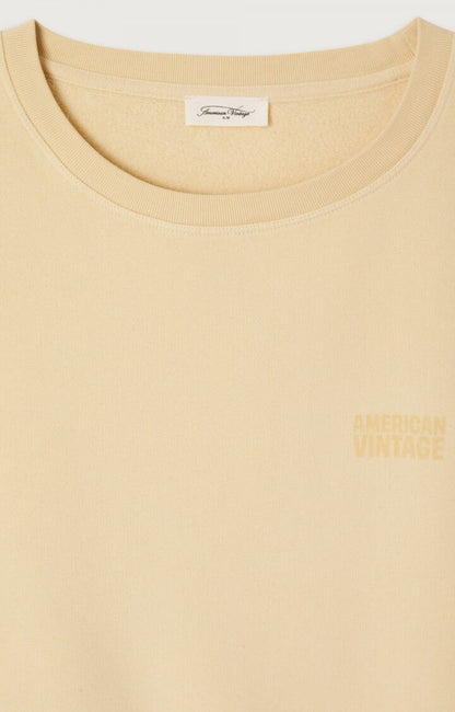 Lækker sweatshirt fra American Vintage i den flotte, lysegule farve Lemonade Vintage tæt på kraven